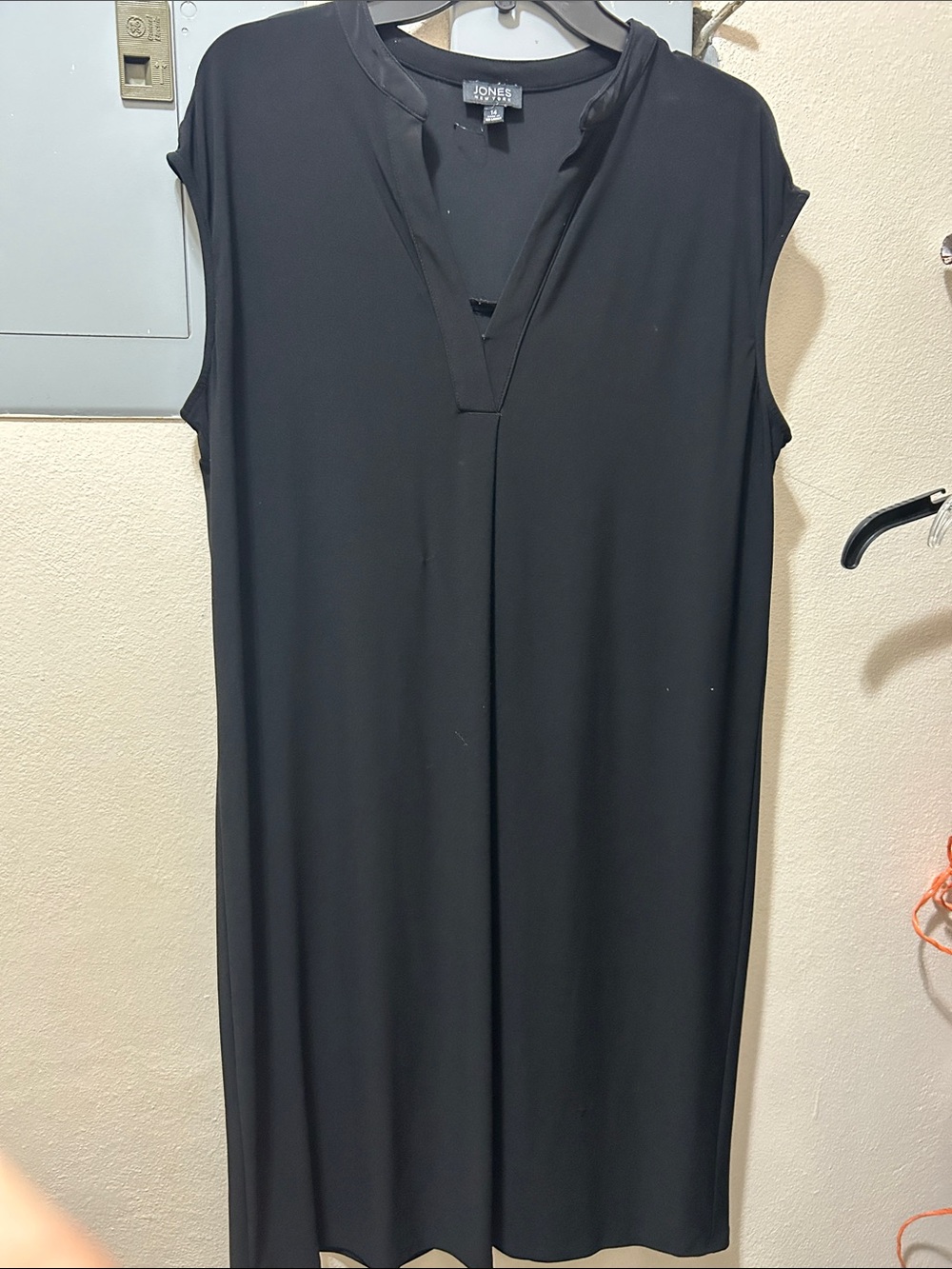 Jones New York Black Sleeveless V-Neck Midi Dress